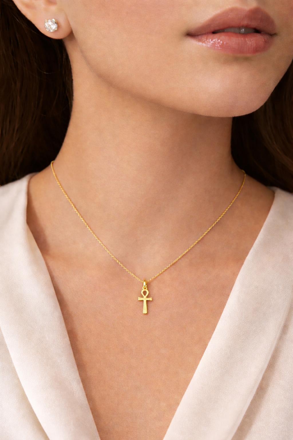 Pendentif croix égyptienne Ankh en or jaune 18 carats massif, finition ciselée brillante, symbole croix de vie portee par une femme 