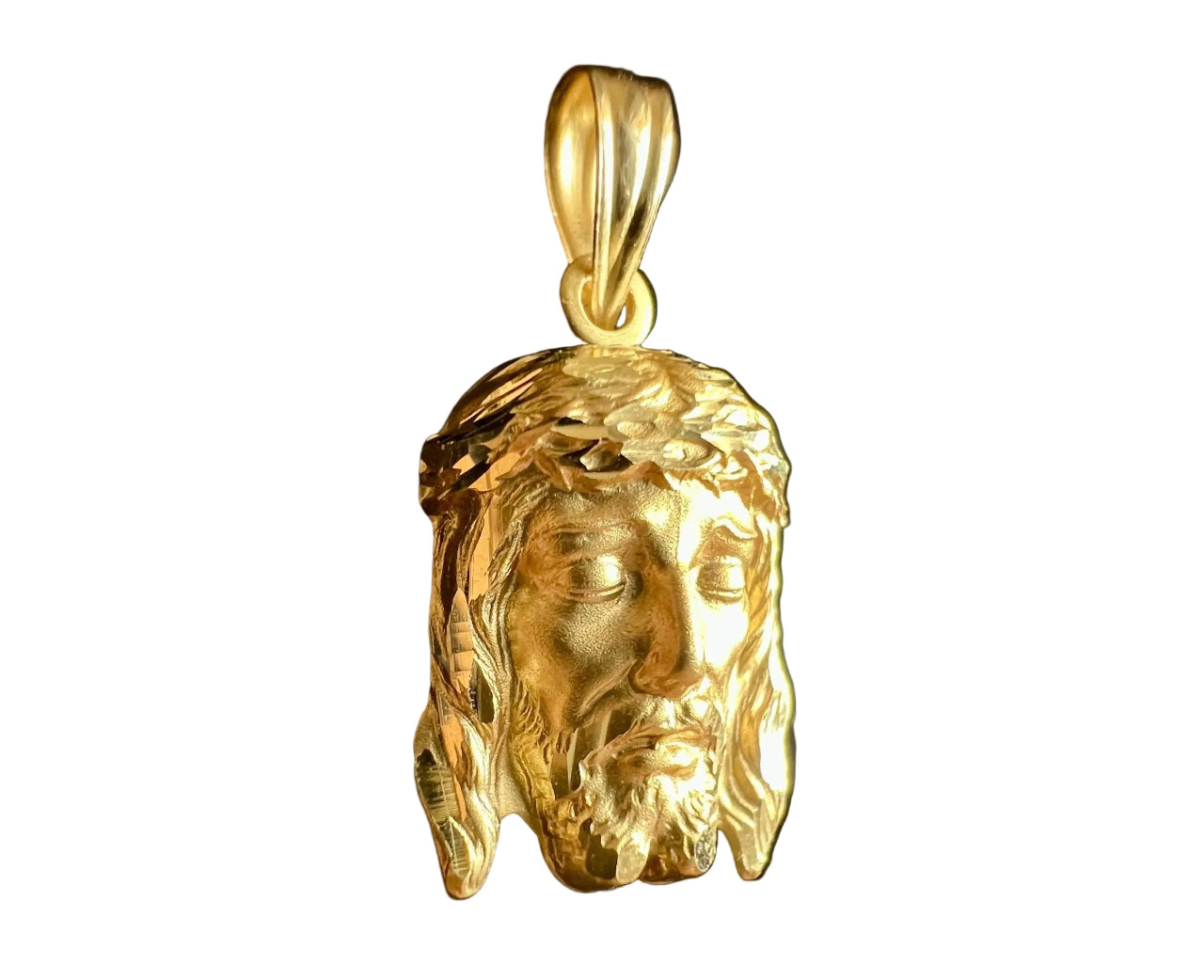 Pendentif tête de Christ en or jaune 18 carats vu de trois-quarts, mettant en valeur le volume en relief et la couronne d'épines.