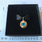 Idée cadeau : pendentif or oeil bleu présenté dans sa boîte à bijoux noire, prêt à offrir avec signification de protection.