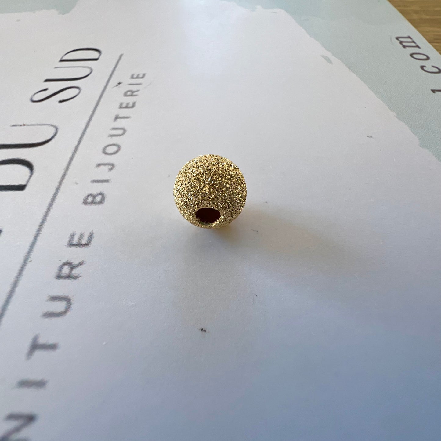 Perle d'or granitée à 2 trous en or jaune 18 carats pour la création de bracelets.
