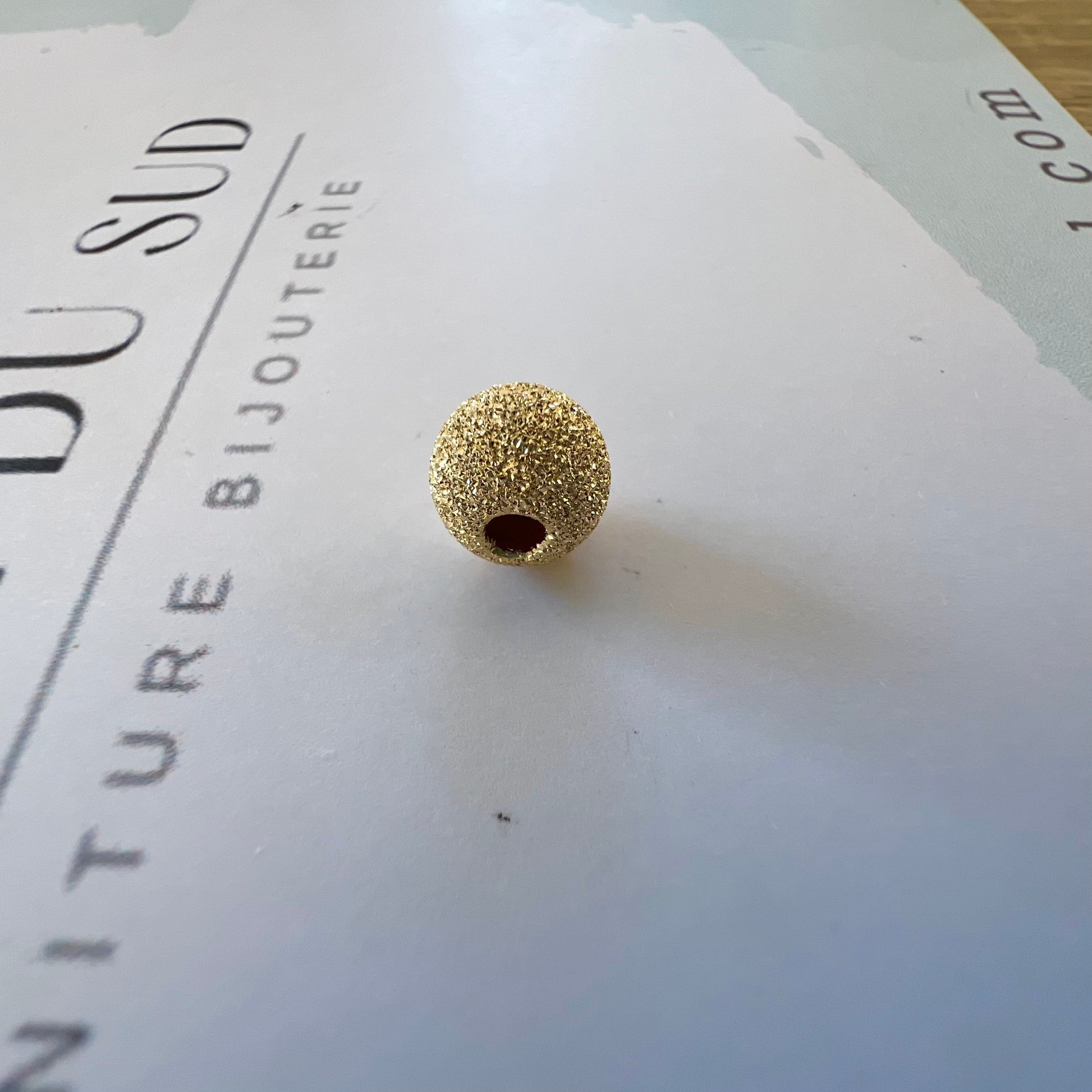 Perle d'or granitée à 2 trous en or jaune 18 carats pour la création de bracelets.