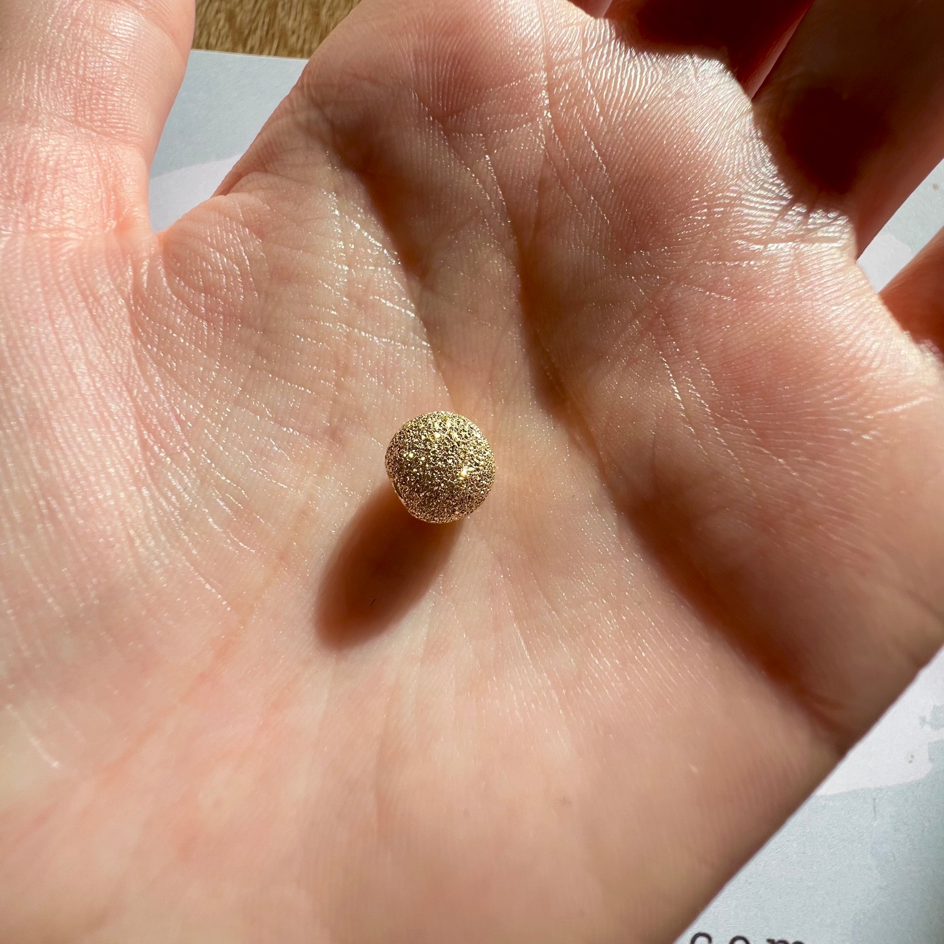 Perle d'or granitée à 2 trous en or jaune 18 carats pour la création de bracelets.