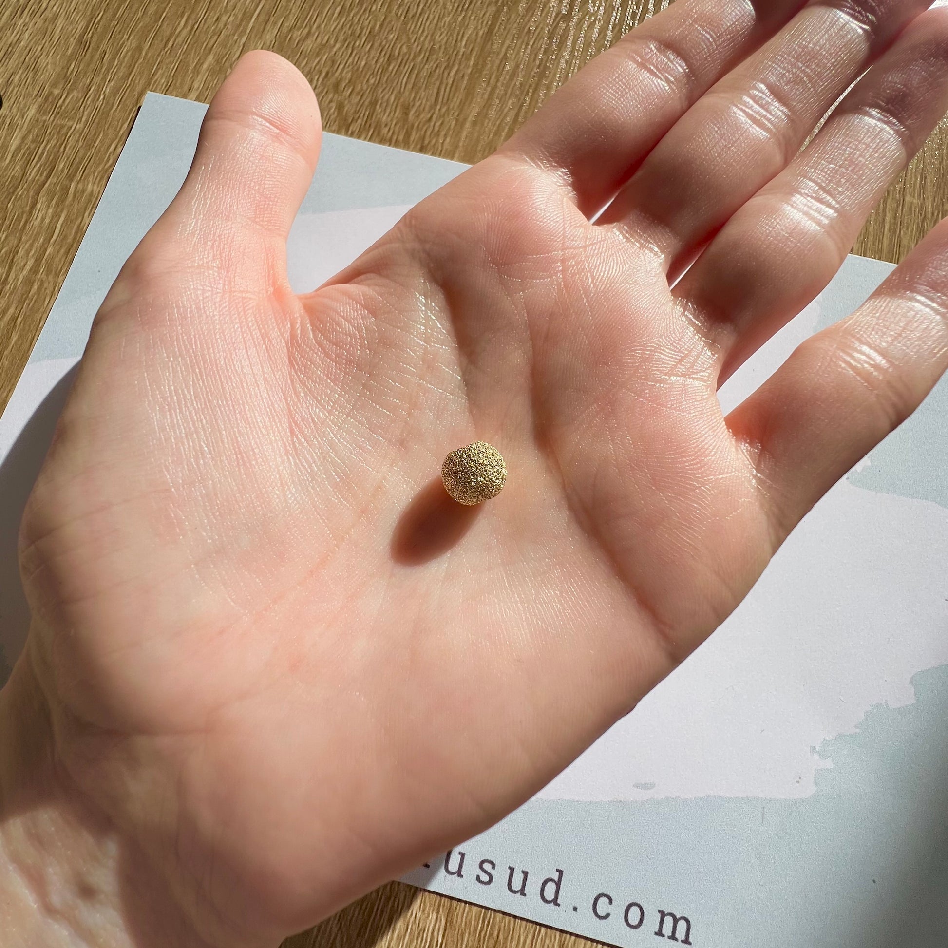 Perle d'or granitée à 2 trous en or jaune 18 carats pour la création de bracelets.