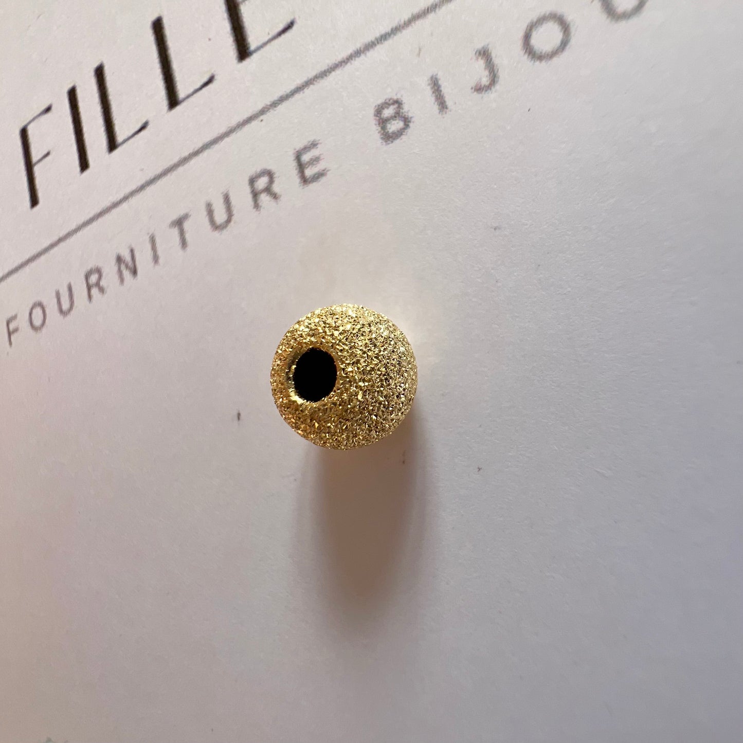 Perle d'or granitée à 2 trous en or jaune 18 carats pour la création de bracelets.