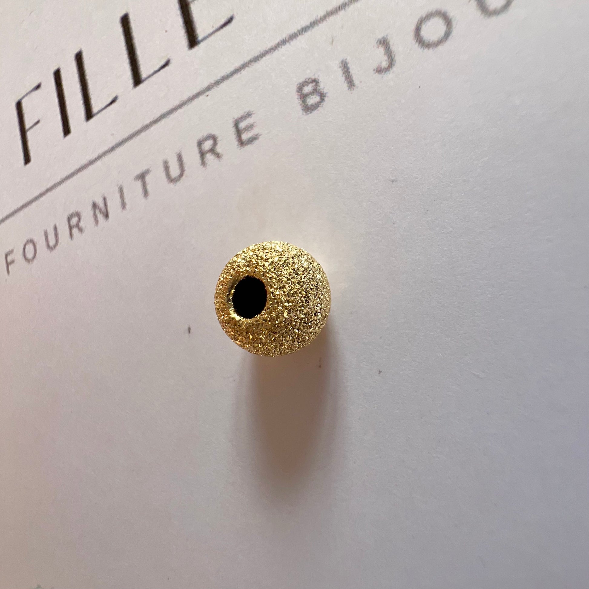 Perle d'or granitée à 2 trous en or jaune 18 carats pour la création de bracelets.