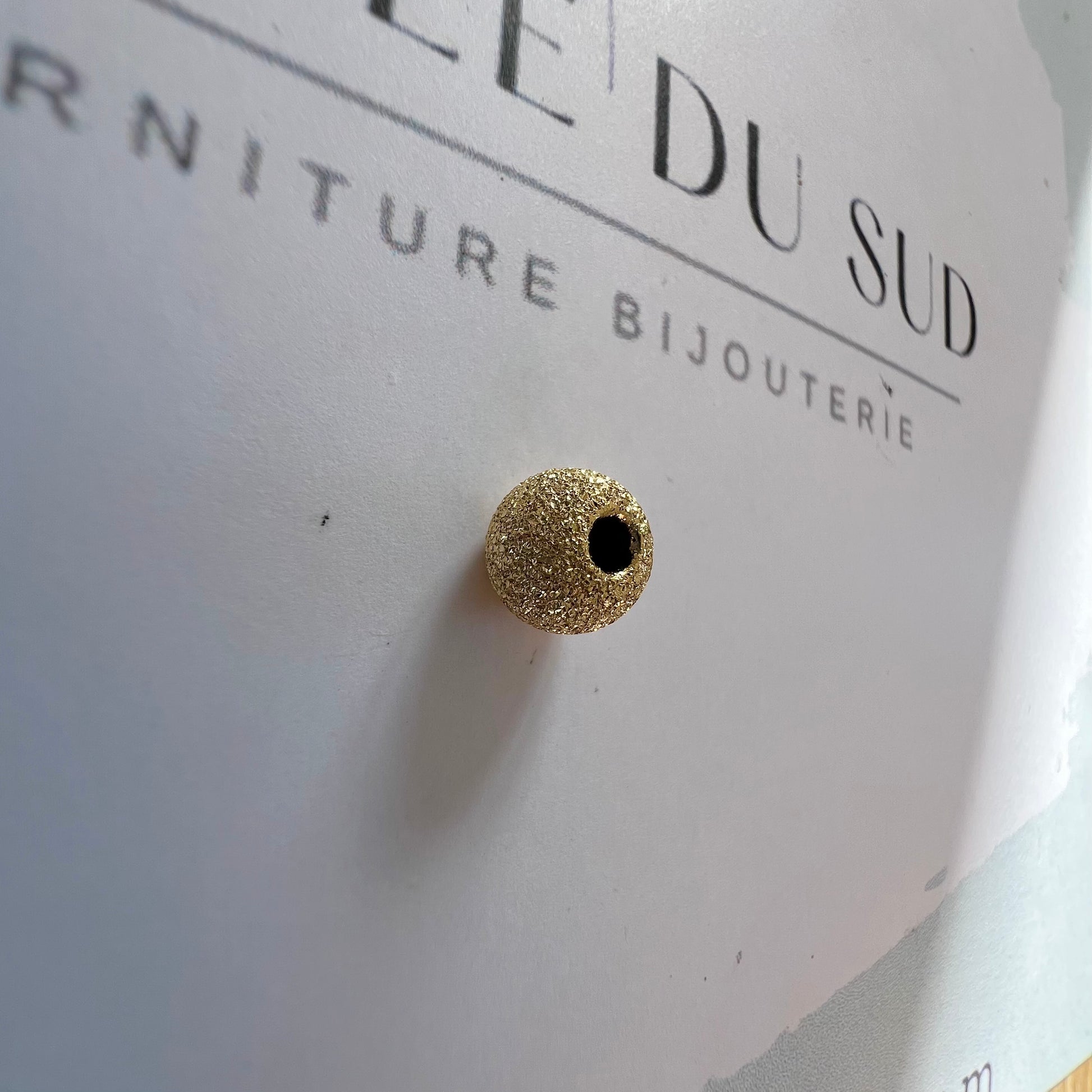 Perle d'or granitée à 2 trous en or jaune 18 carats pour la création de bracelets.