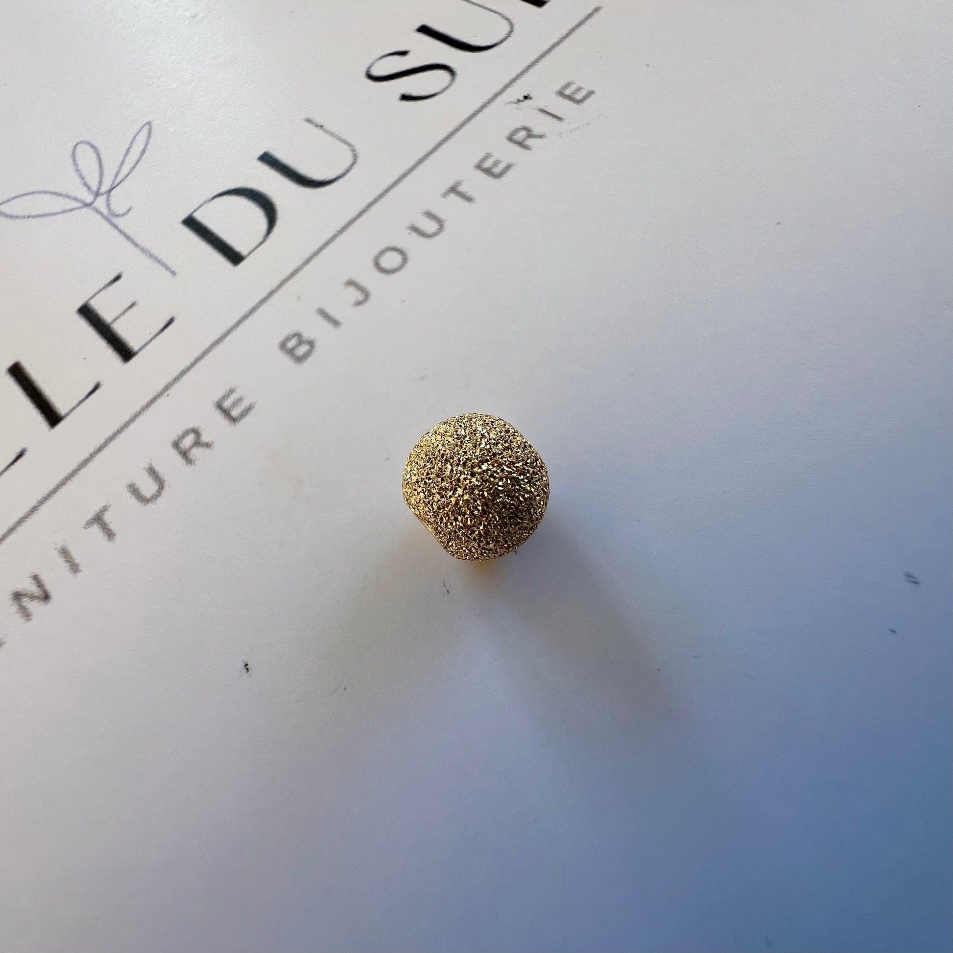 Perle d'or granitée à 2 trous en or jaune 18 carats pour la création de bracelets.