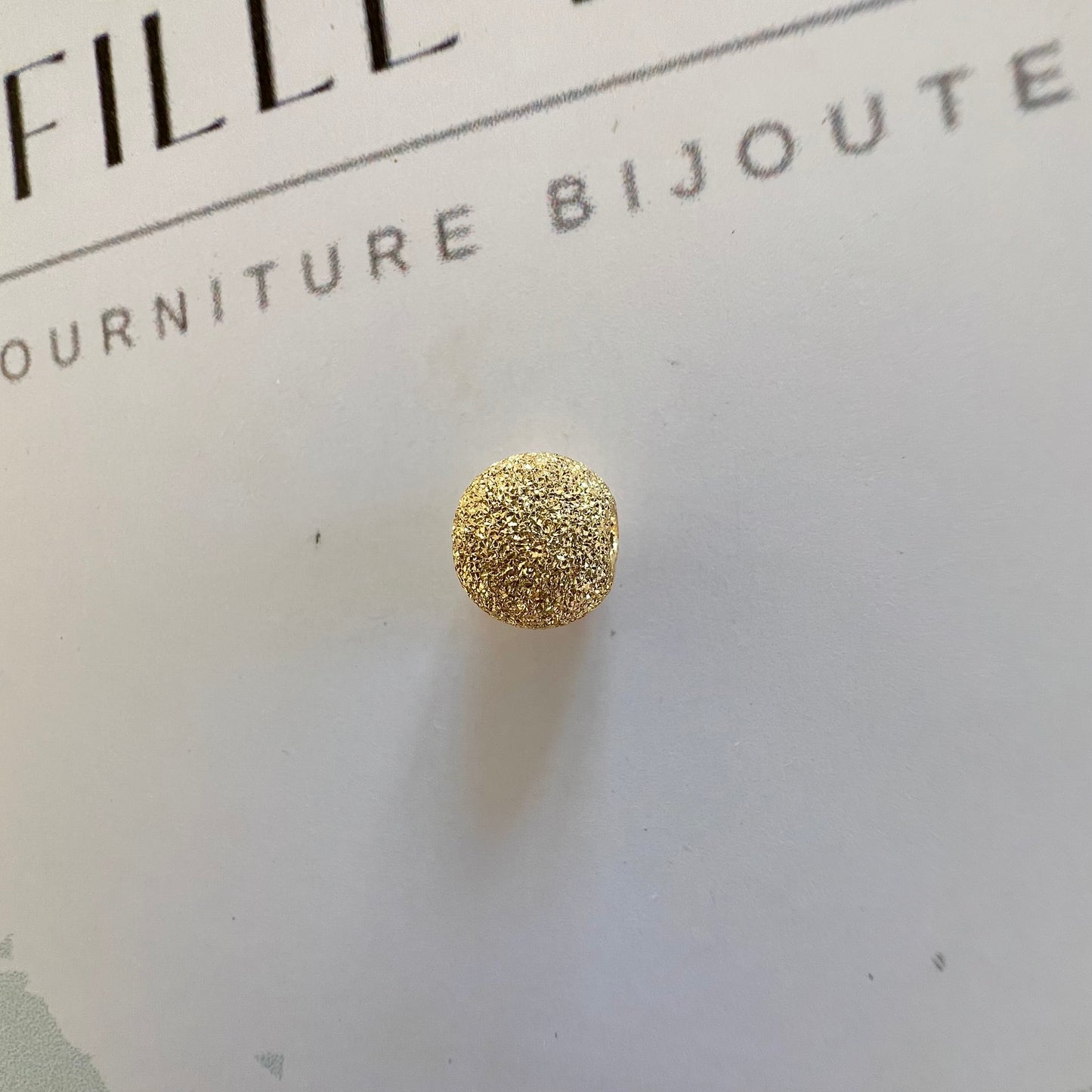 Perle d'or granitée à 2 trous en or jaune 18 carats pour la création de bracelets.