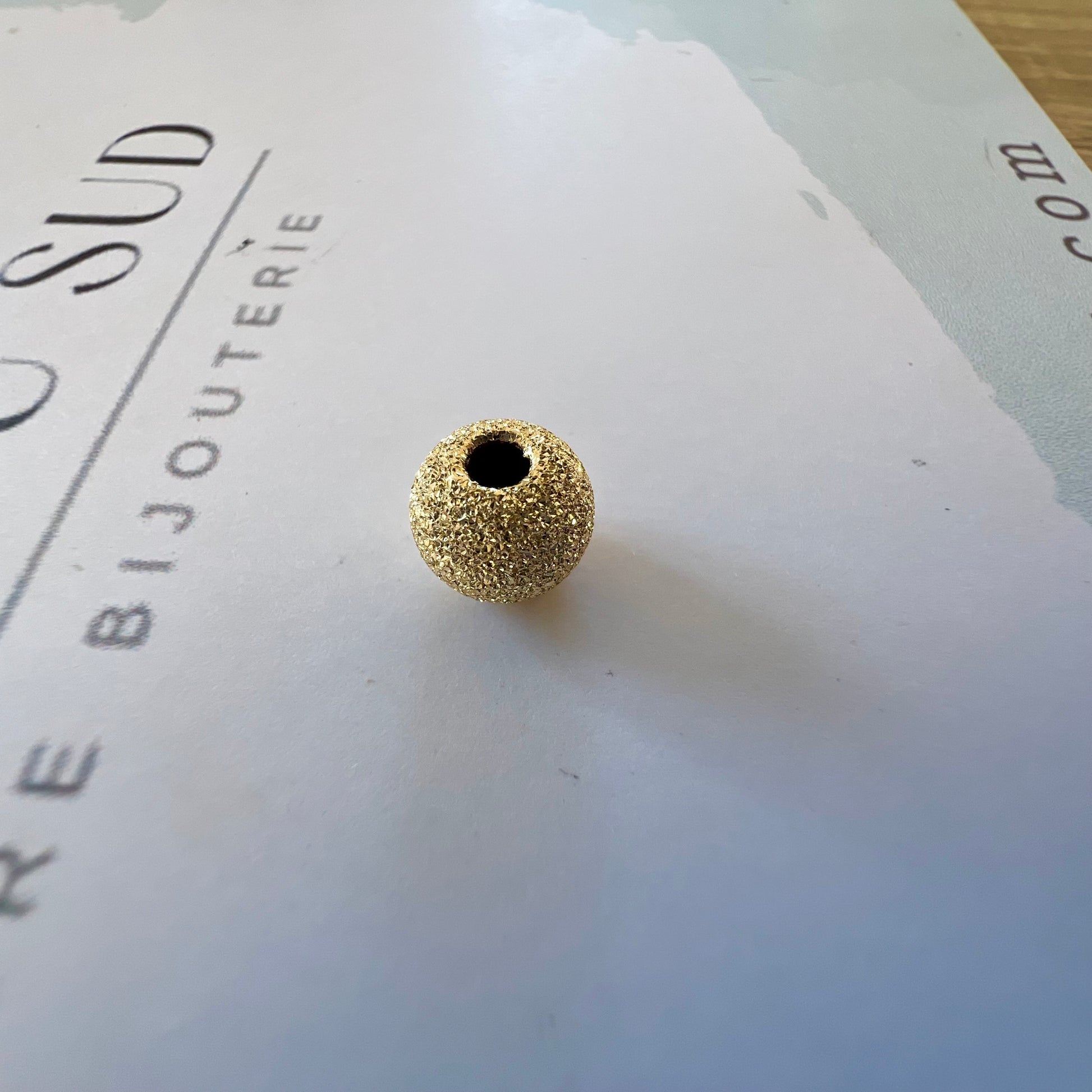 Perle d'or granitée à 2 trous en or jaune 18 carats pour la création de bracelets.