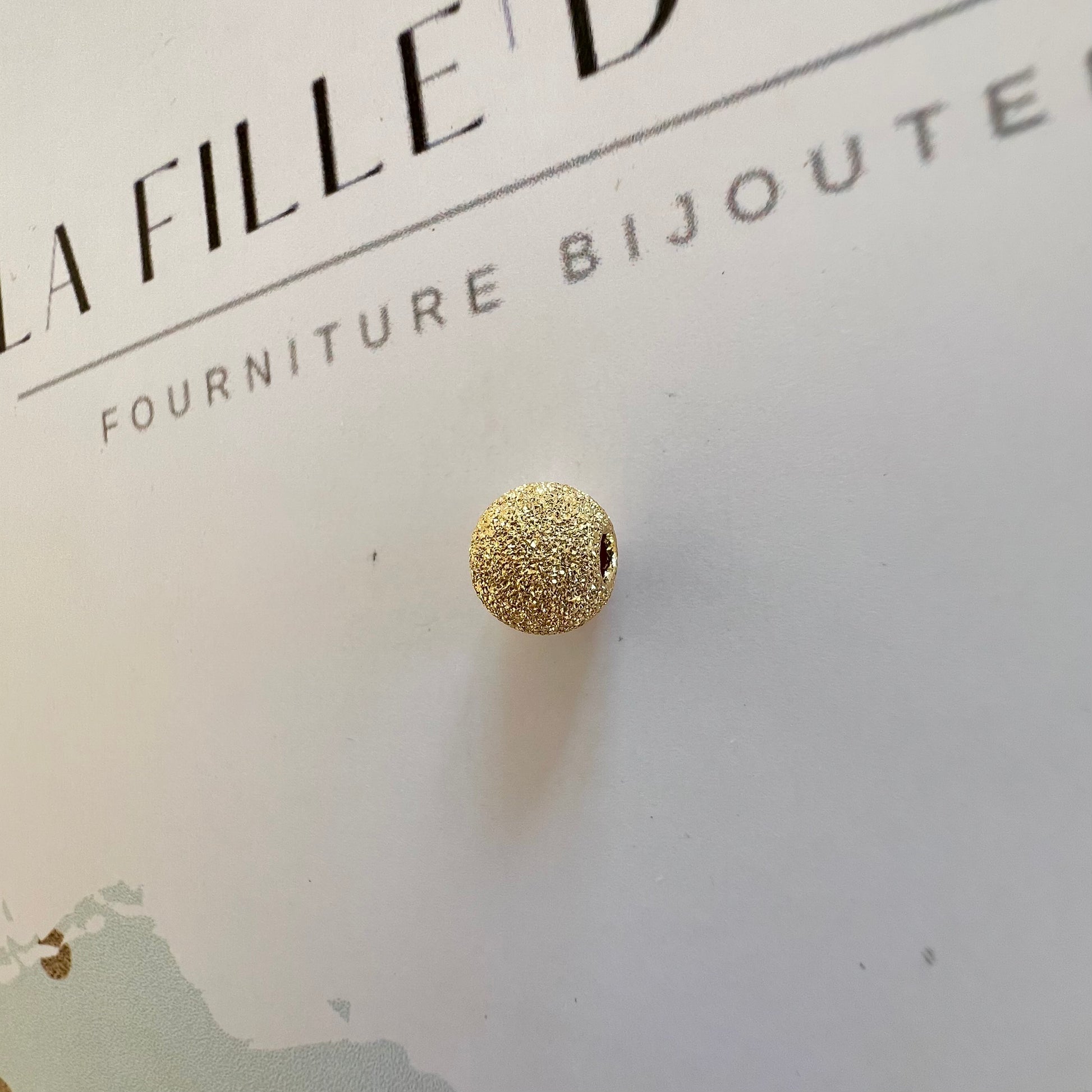 Perle d'or granitée à 2 trous en or jaune 18 carats pour la création de bracelets.