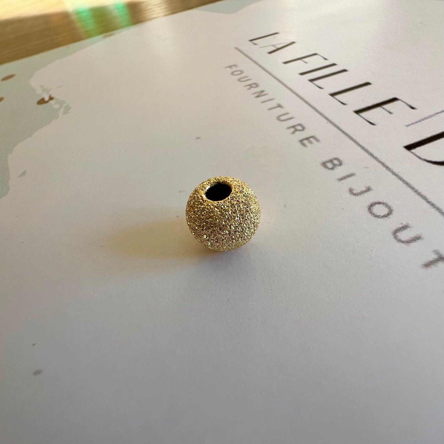 Perle d'or granitée à 2 trous en or jaune 18 carats pour la création de bracelets.