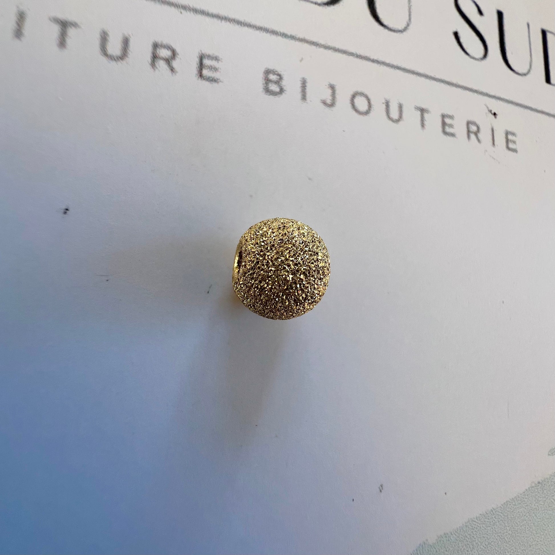 Perle d'or granitée à 2 trous en or jaune 18 carats pour la création de bracelets.