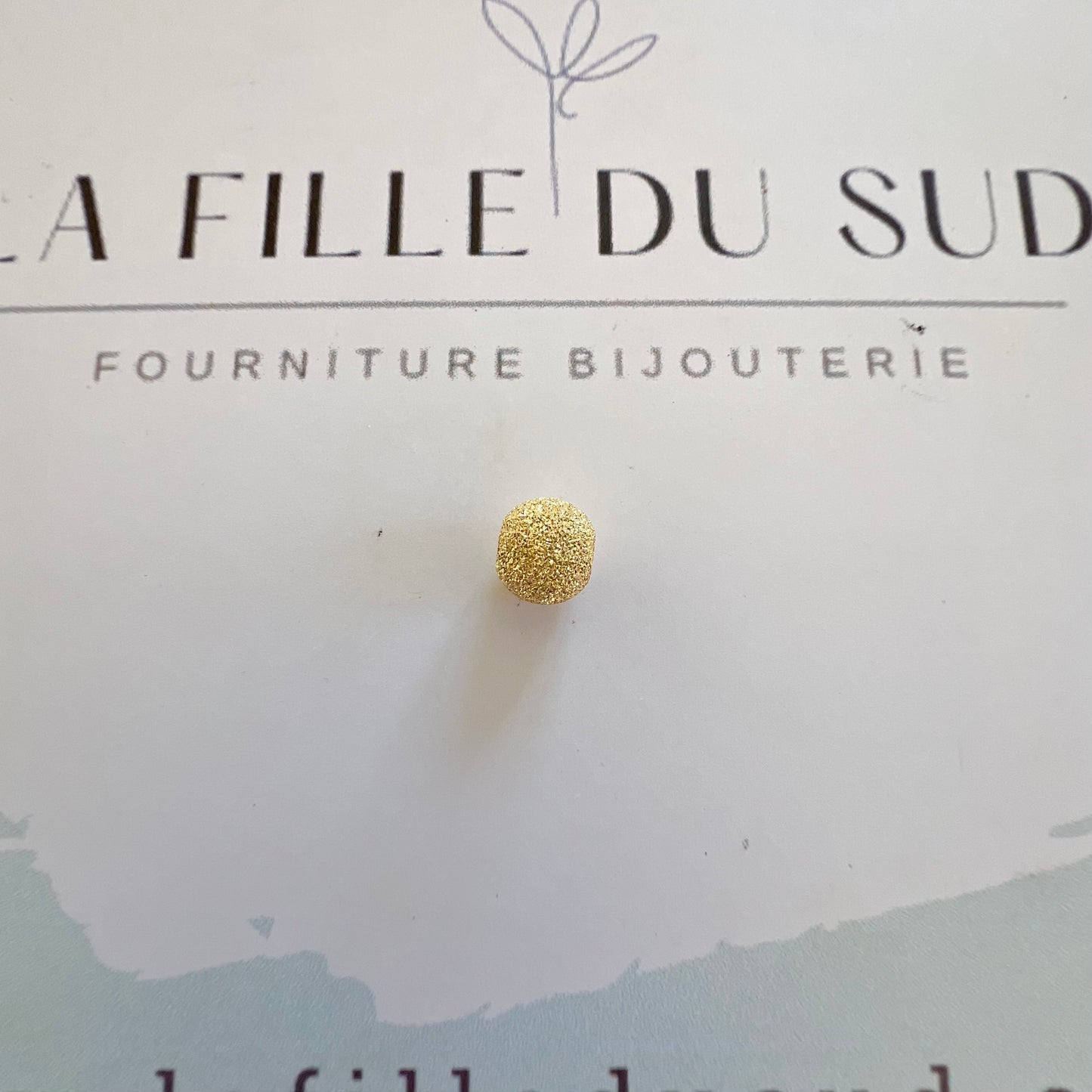 Perle d'or granitée à 2 trous en or jaune 18 carats pour la création de bracelets.