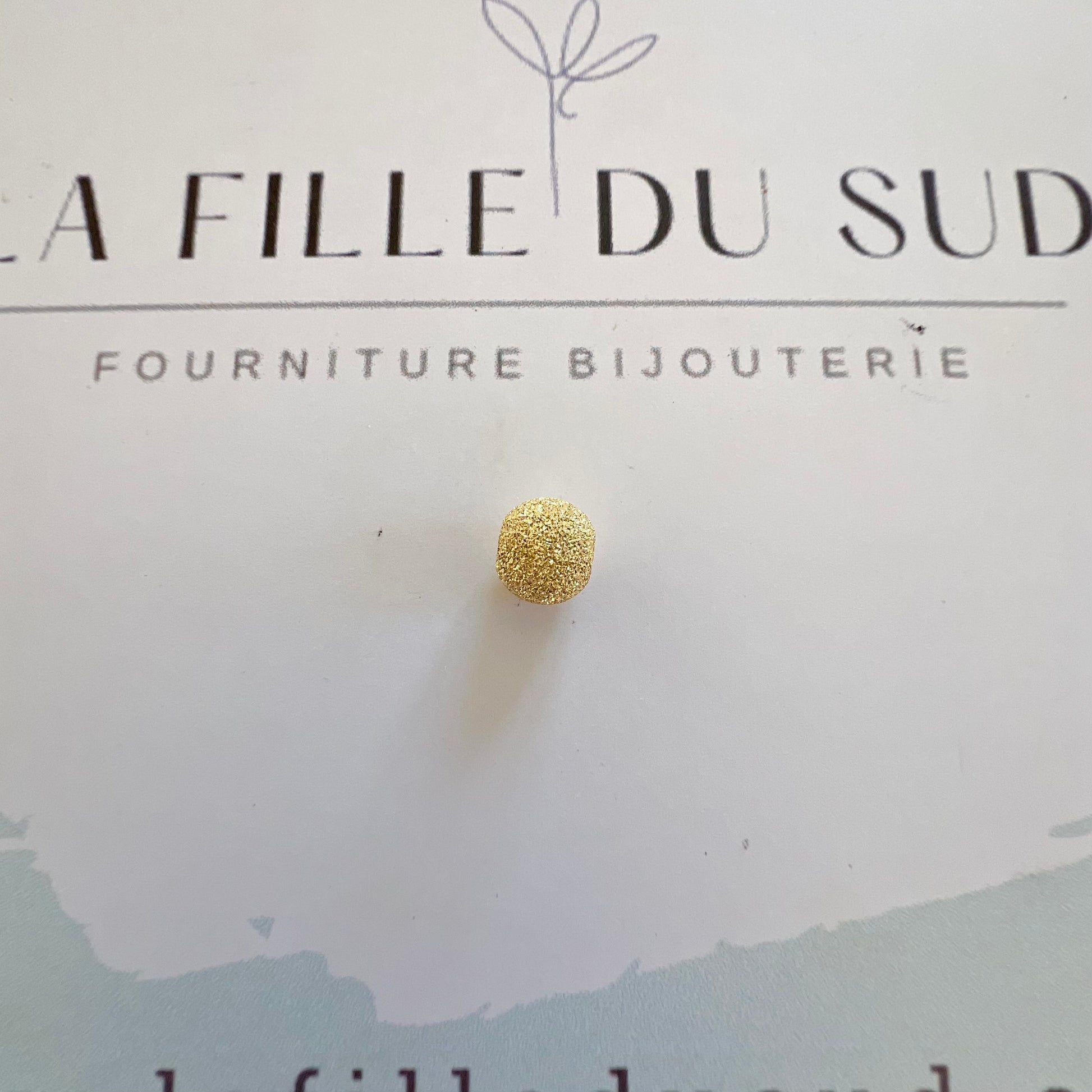 Perle d'or granitée à 2 trous en or jaune 18 carats pour la création de bracelets.