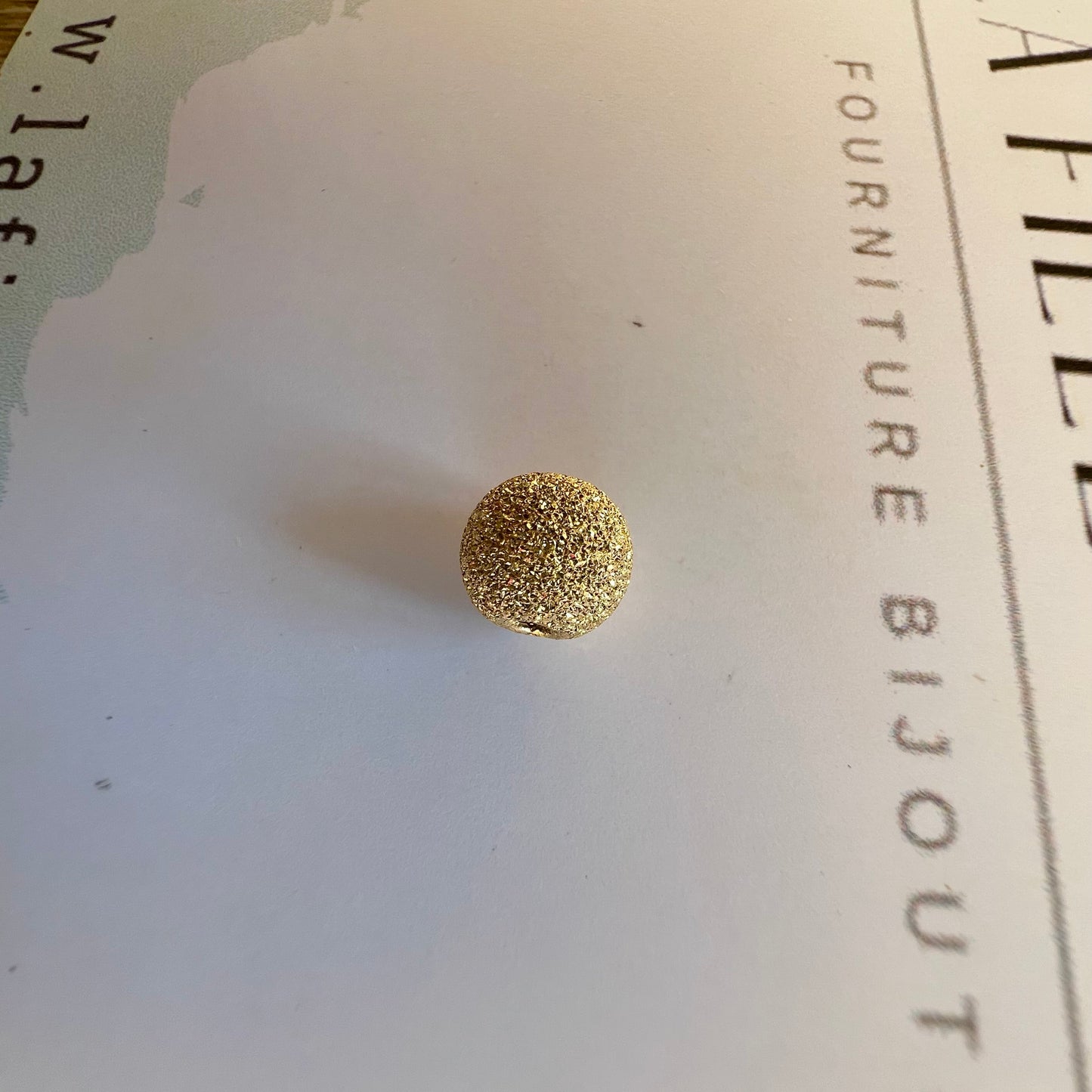 Perle d'or granitée à 2 trous en or jaune 18 carats pour la création de bracelets.