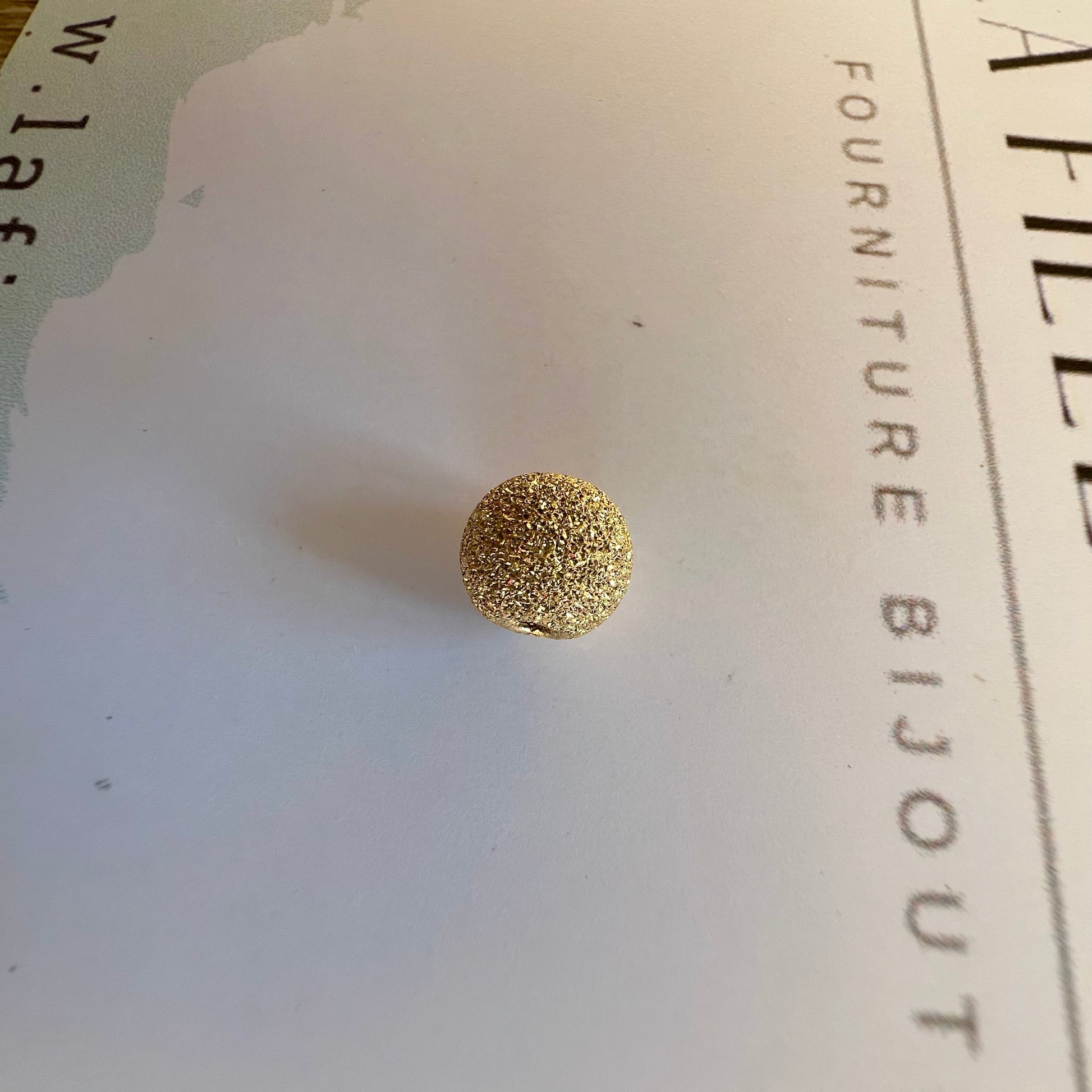 Perle d'or granitée à 2 trous en or jaune 18 carats pour la création de bracelets.