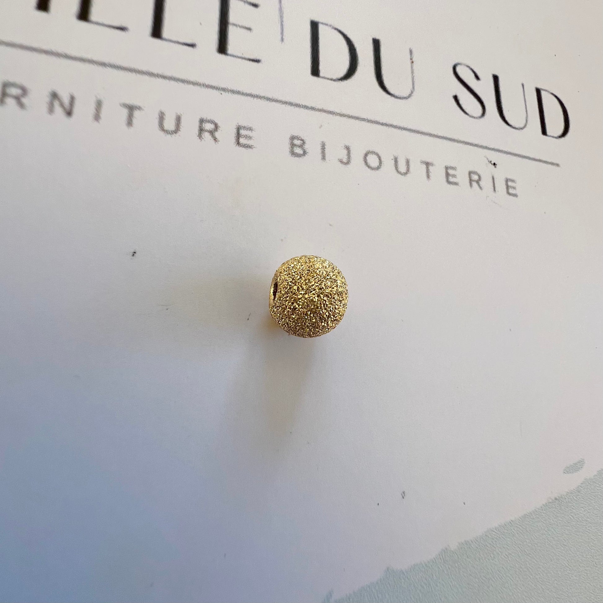 Perle d'or granitée à 2 trous en or jaune 18 carats pour la création de bracelets.