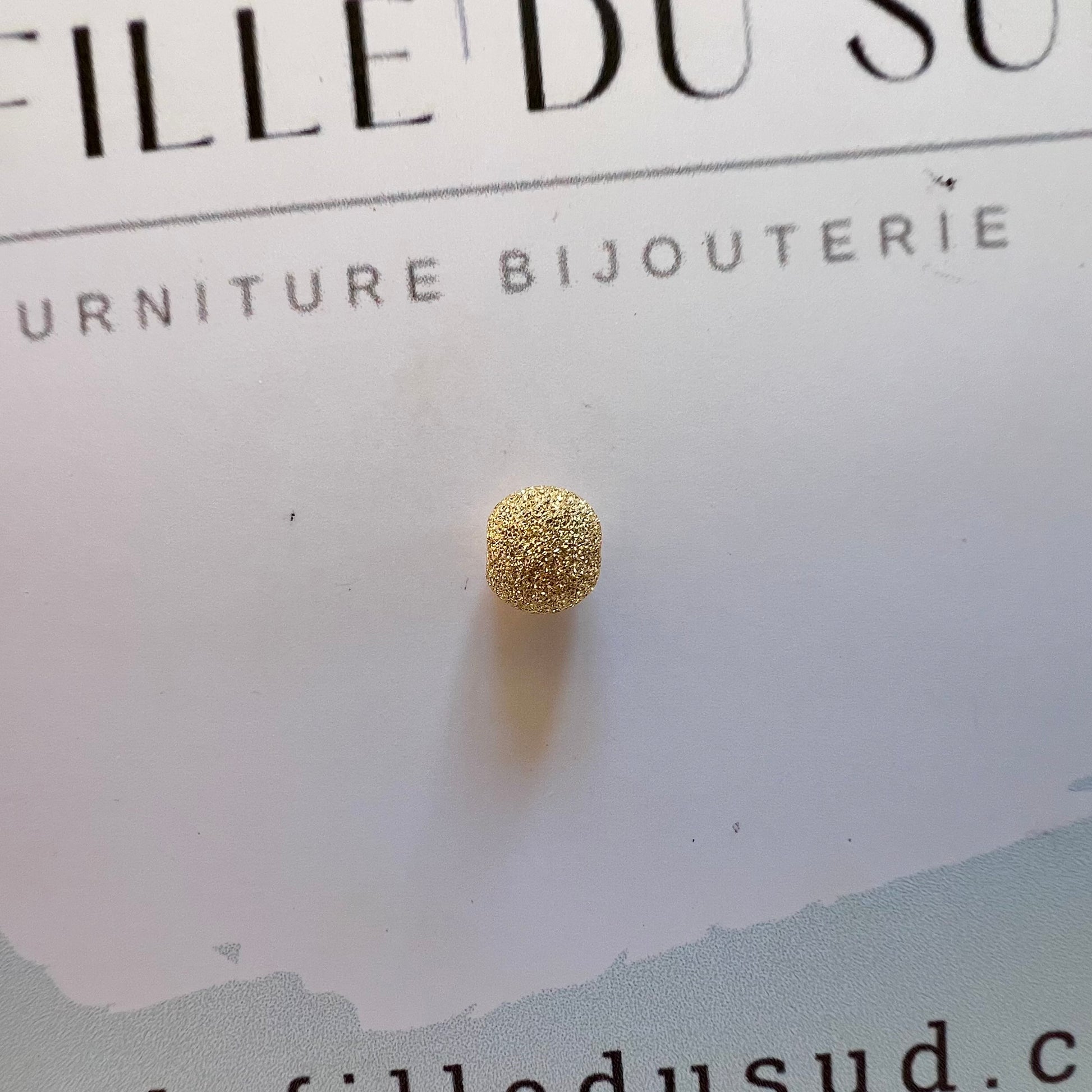 Perle d'or granitée à 2 trous en or jaune 18 carats pour la création de bracelets.