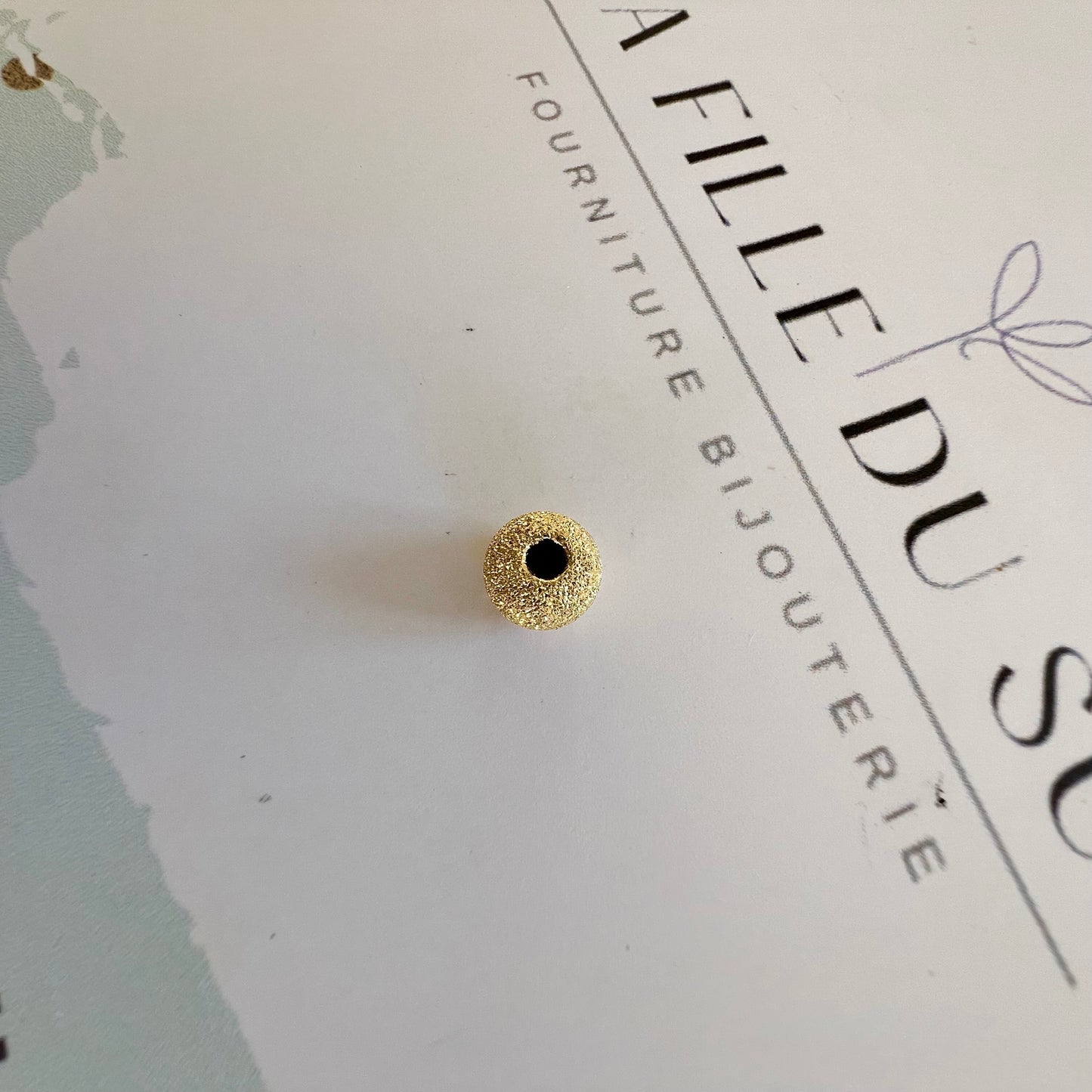 Perle d'or granitée à 2 trous en or jaune 18 carats pour la création de bracelets.