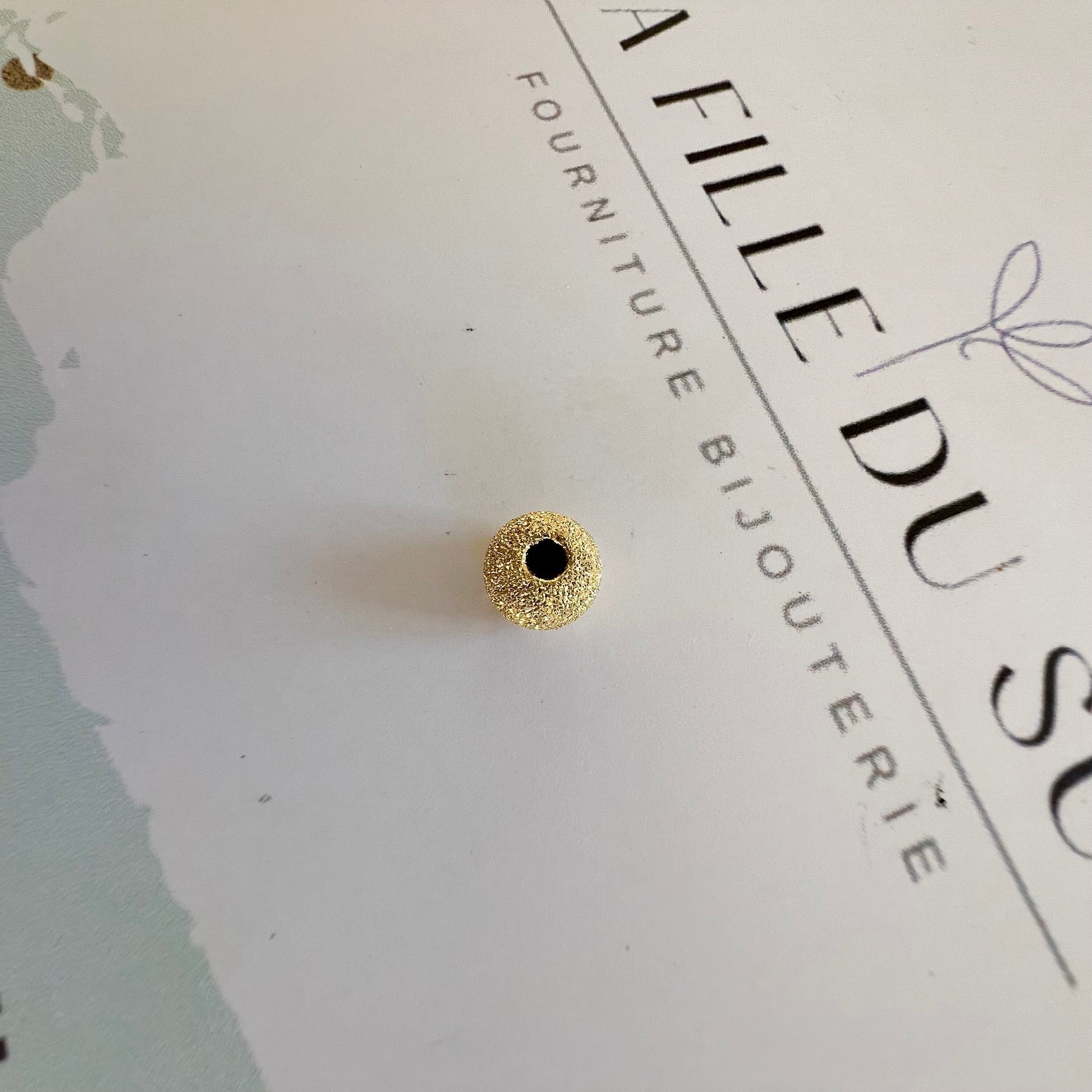 Perle d'or granitée à 2 trous en or jaune 18 carats pour la création de bracelets.