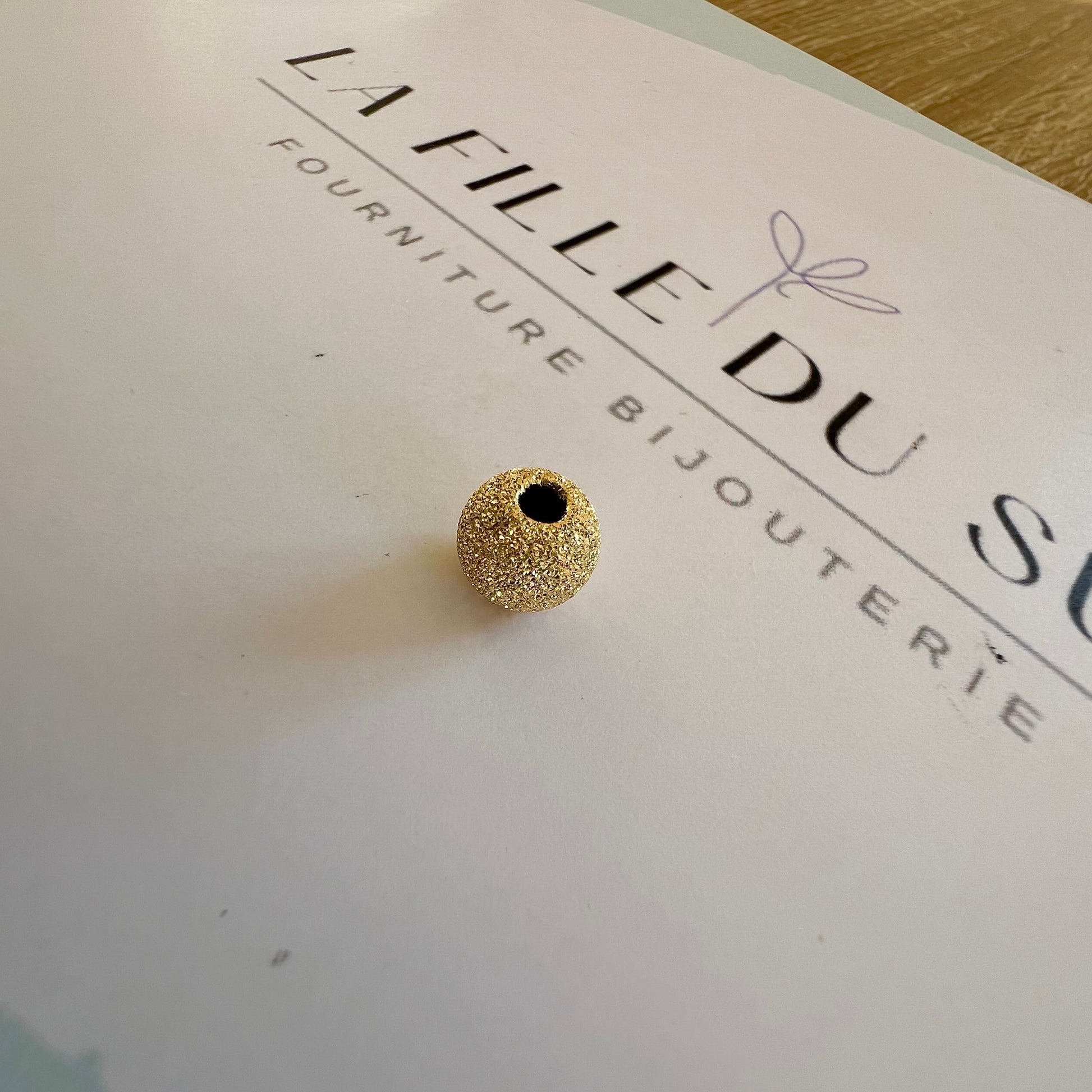 Perle d'or granitée à 2 trous en or jaune 18 carats pour la création de bracelets.