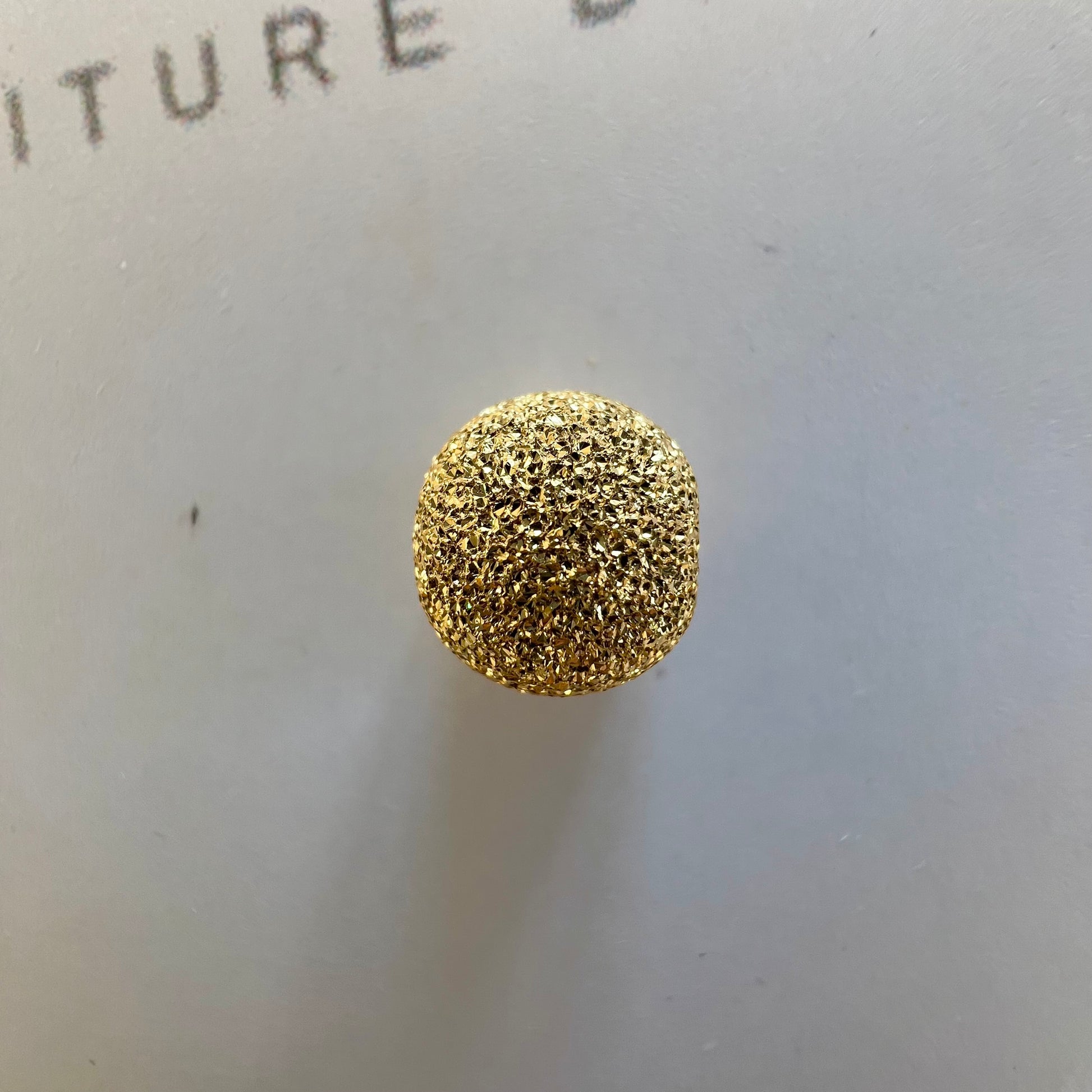 Perle d'or granitée à 2 trous en or jaune 18 carats pour la création de bracelets.