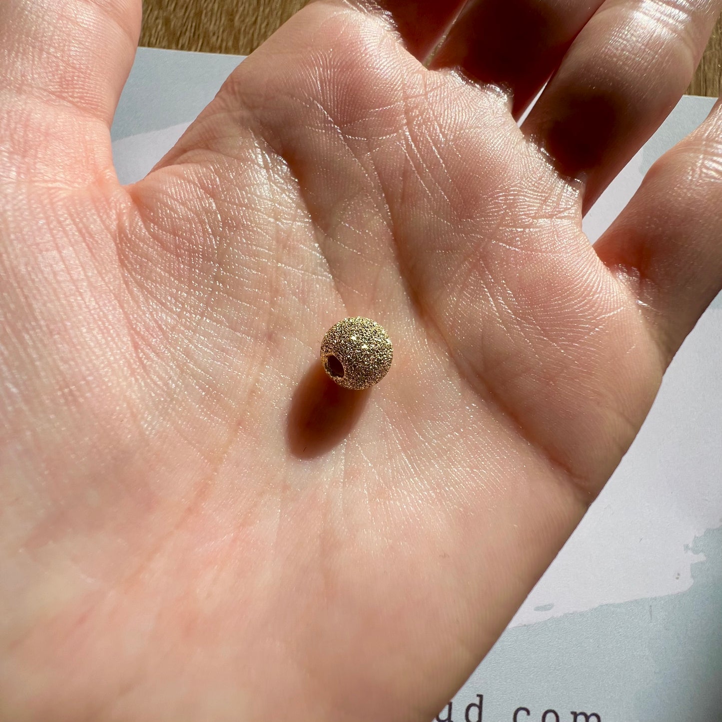 Perle d'or granitée à 2 trous en or jaune 18 carats pour la création de bracelets.