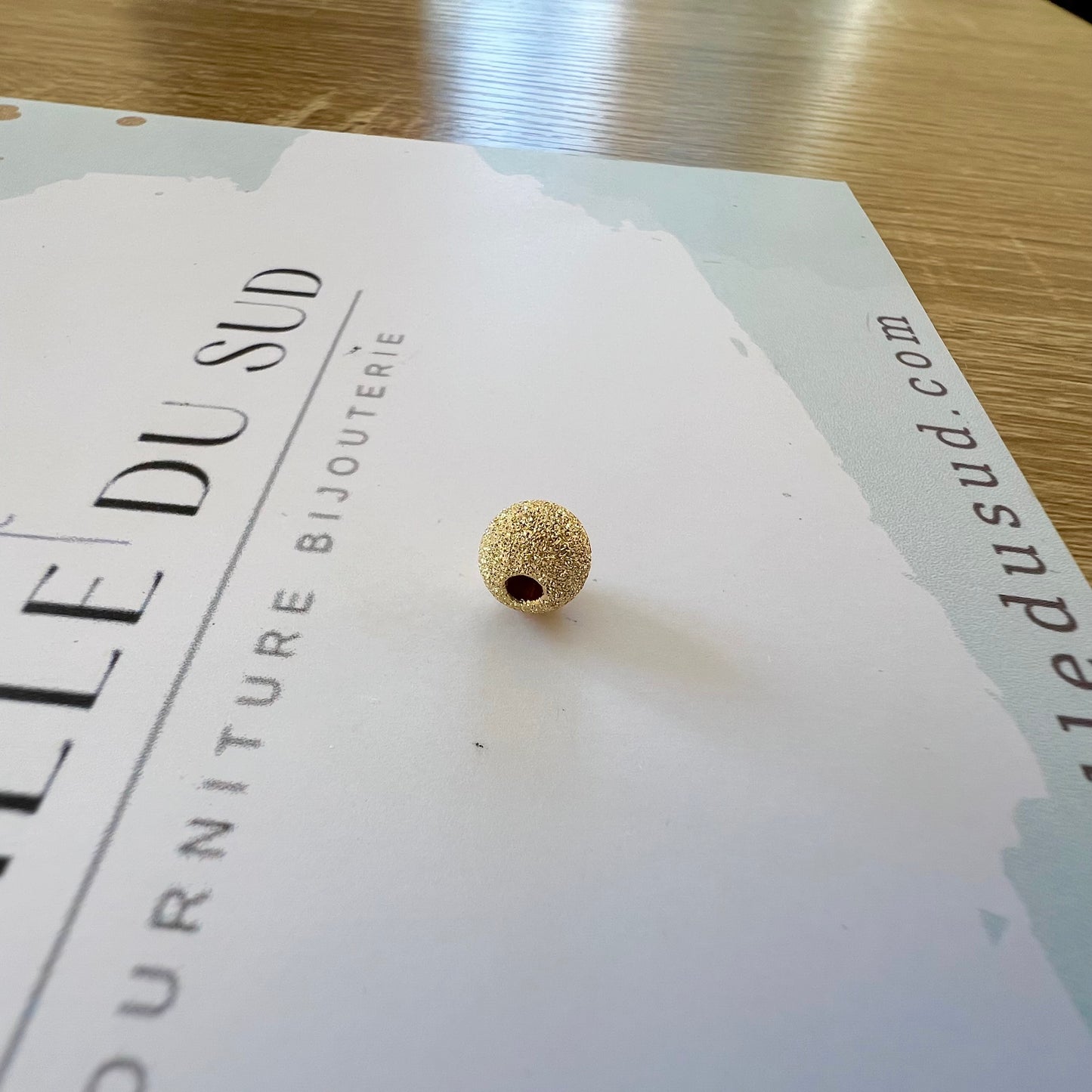 Perle d'or granitée à 2 trous en or jaune 18 carats pour la création de bracelets.