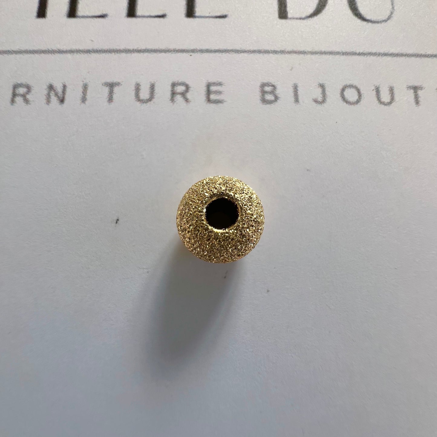 Perle d'or granitée à 2 trous en or jaune 18 carats pour la création de bracelets.