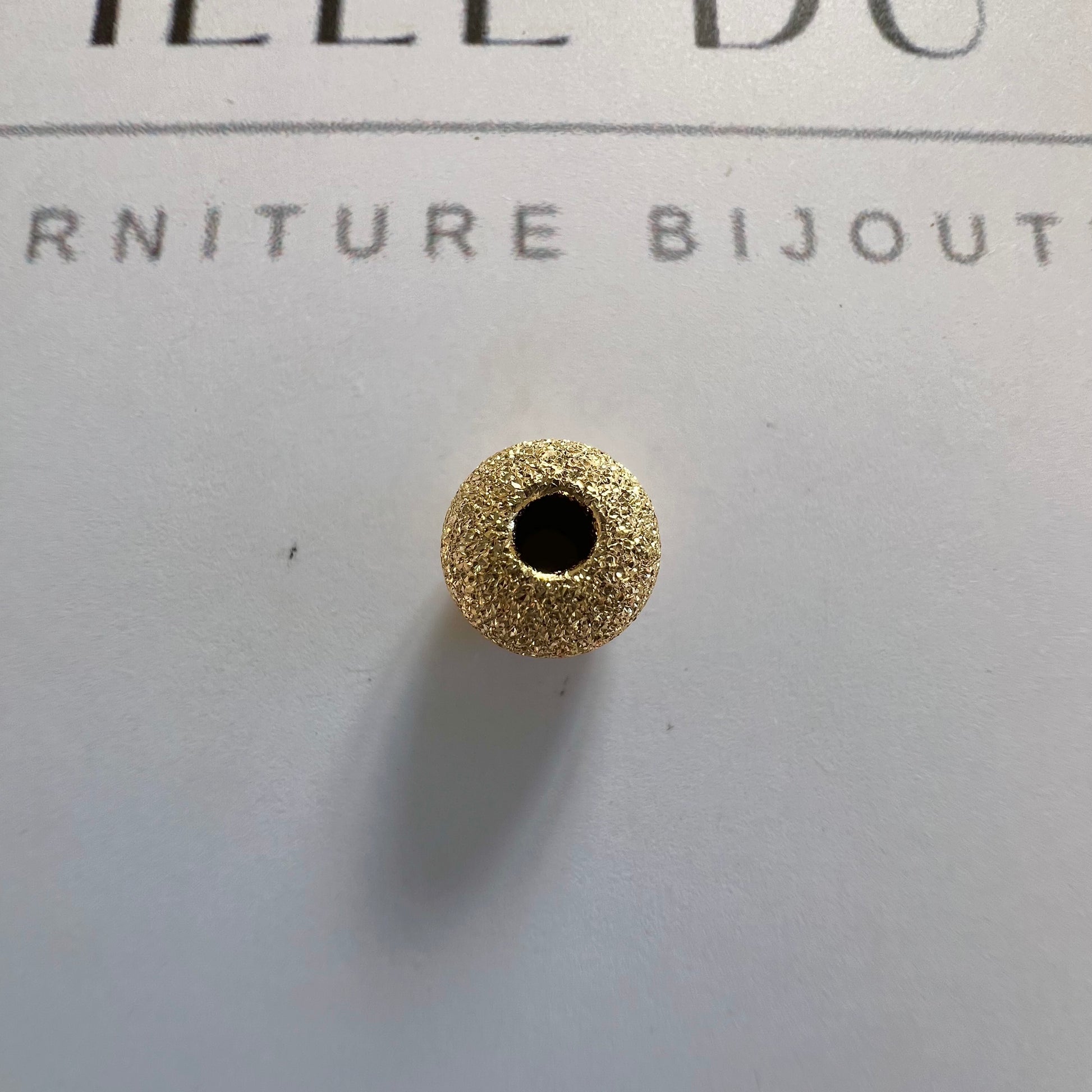 Perle d'or granitée à 2 trous en or jaune 18 carats pour la création de bracelets.