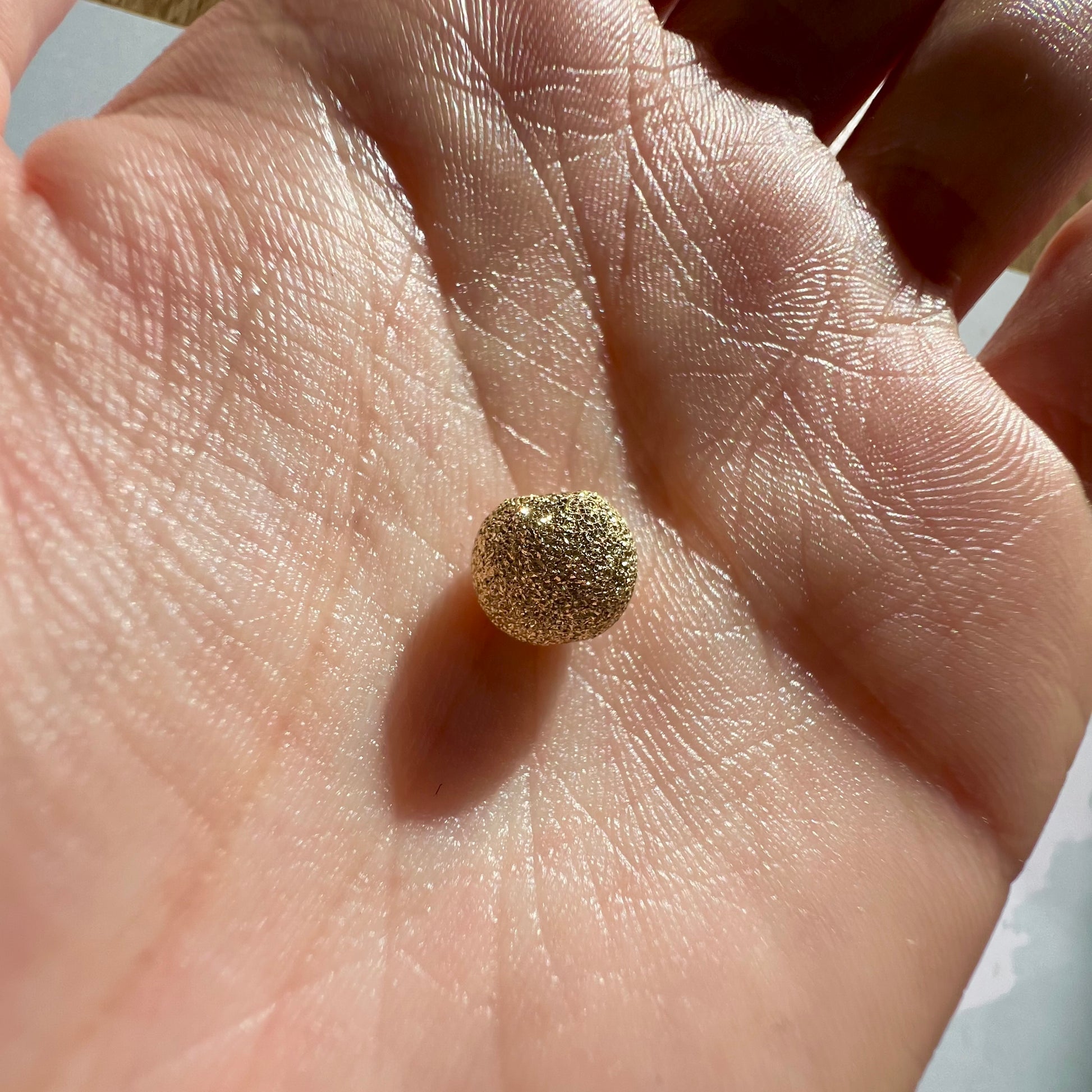 Perle d'or granitée à 2 trous en or jaune 18 carats pour la création de bracelets.