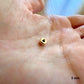 Aperçu de la taille réelle d'une perle intercalaire rondelle de 5 mm dans la paume d'une main