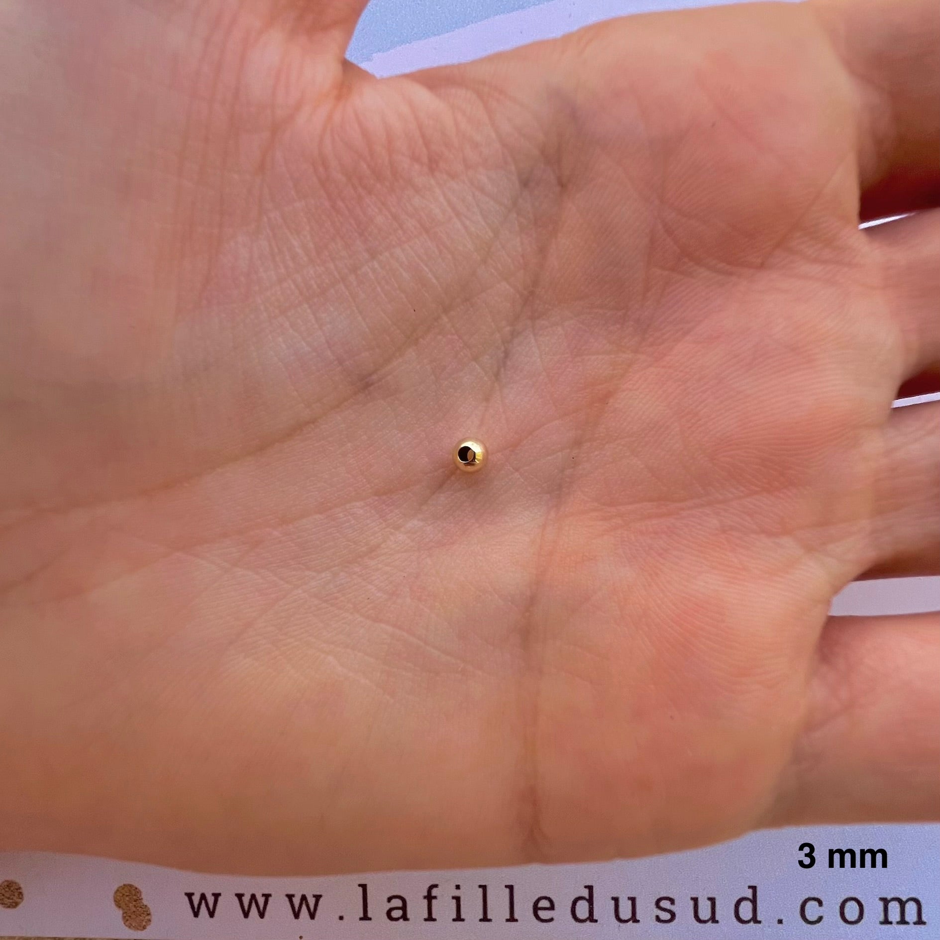 Petite perle boule lisse à 2 trous en or 375 millièmes de 3 mm pour l'enfilage de bijoux.
