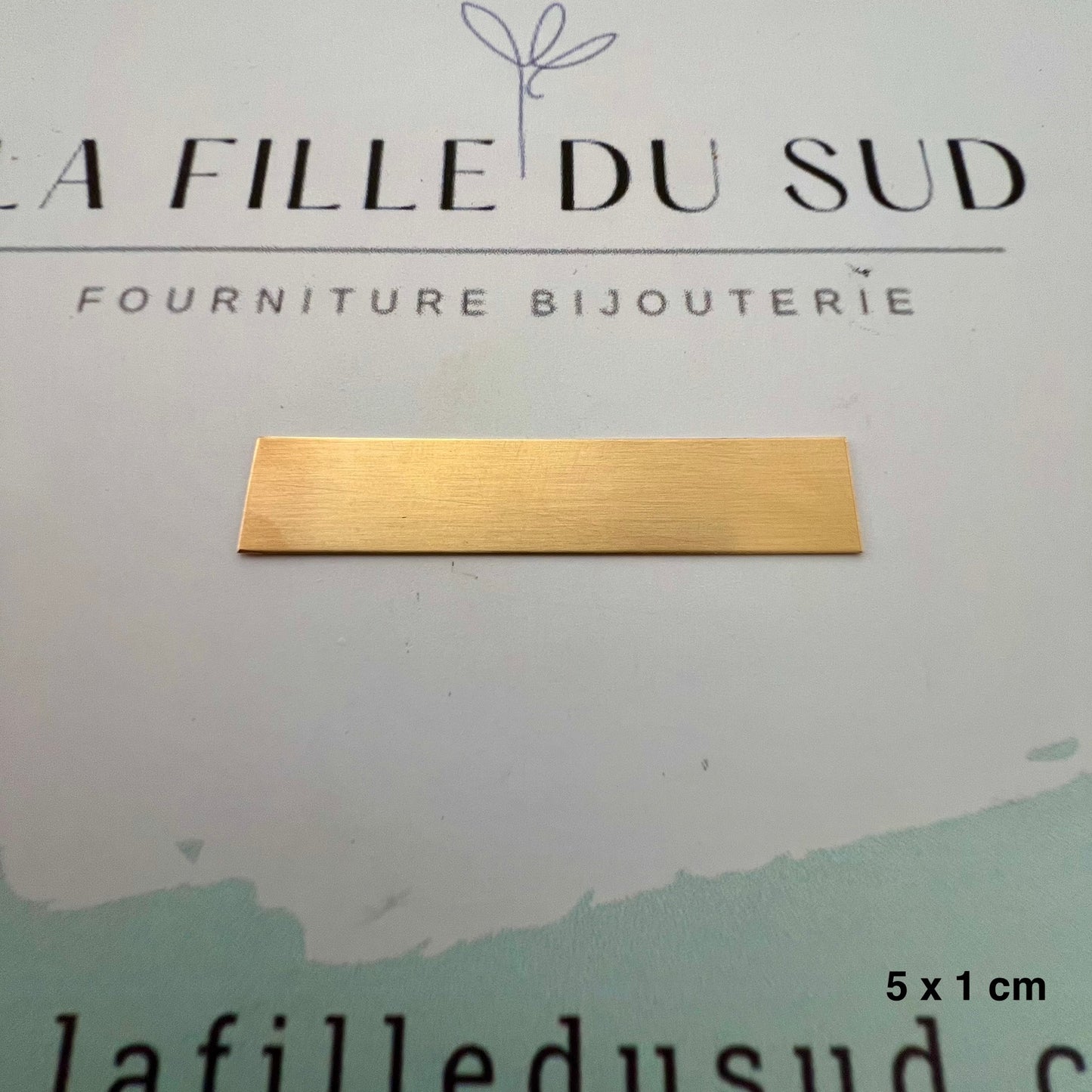 Gros plan sur une plaque d'or jaune 18 carats d'une épaisseur de 0,30 mm pour artisans bijoutiers.