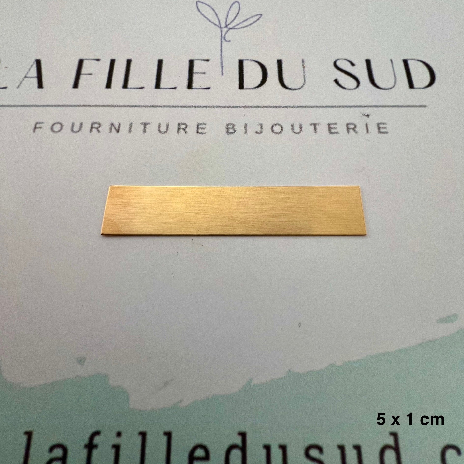 Gros plan sur une plaque d'or jaune 18 carats d'une épaisseur de 0,30 mm pour artisans bijoutiers.