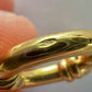 Zoom sur le poinçon d'état 750 garantissant l'authenticité de l'or 18 carats sur le fermoir bouée ovale.