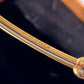 Zoom sur le poinçon de garantie officiel 750 certifiant l'or 18 carats massif du bracelet jonc
