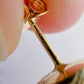 Zoom sur le poinçon d'état 750 garantissant l'authenticité de l'or 18 carats massif.
