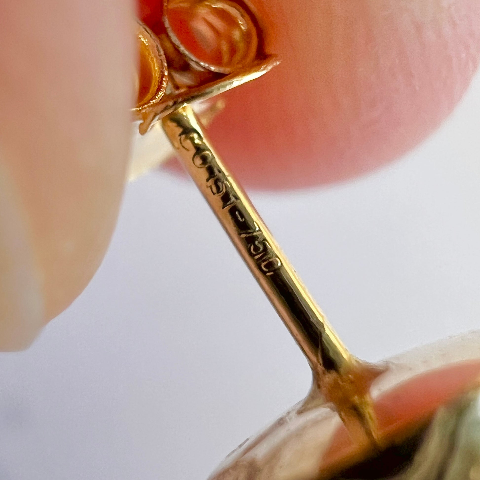 Zoom sur le poinçon d'état 750 garantissant l'authenticité de l'or 18 carats massif.