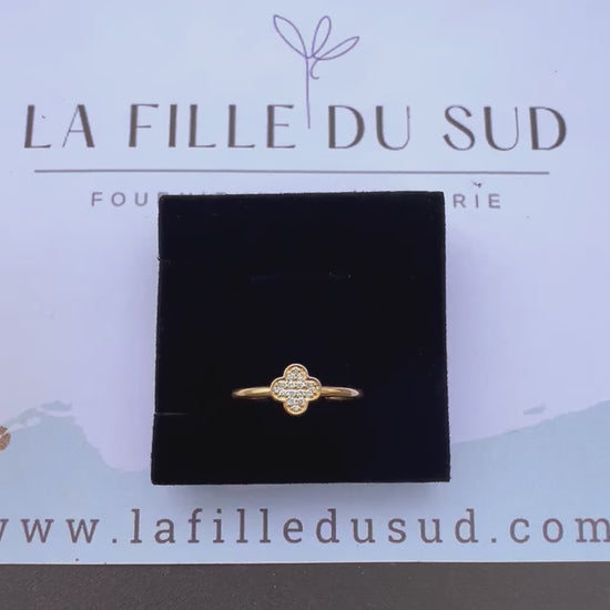 Vidéo montrant le scintillement des diamants naturels sur la bague trèfle en or jaune 18 carats.
