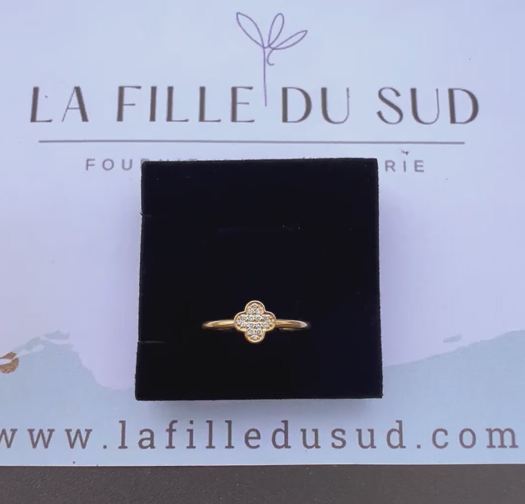 Vidéo montrant le scintillement des diamants naturels sur la bague trèfle en or jaune 18 carats.