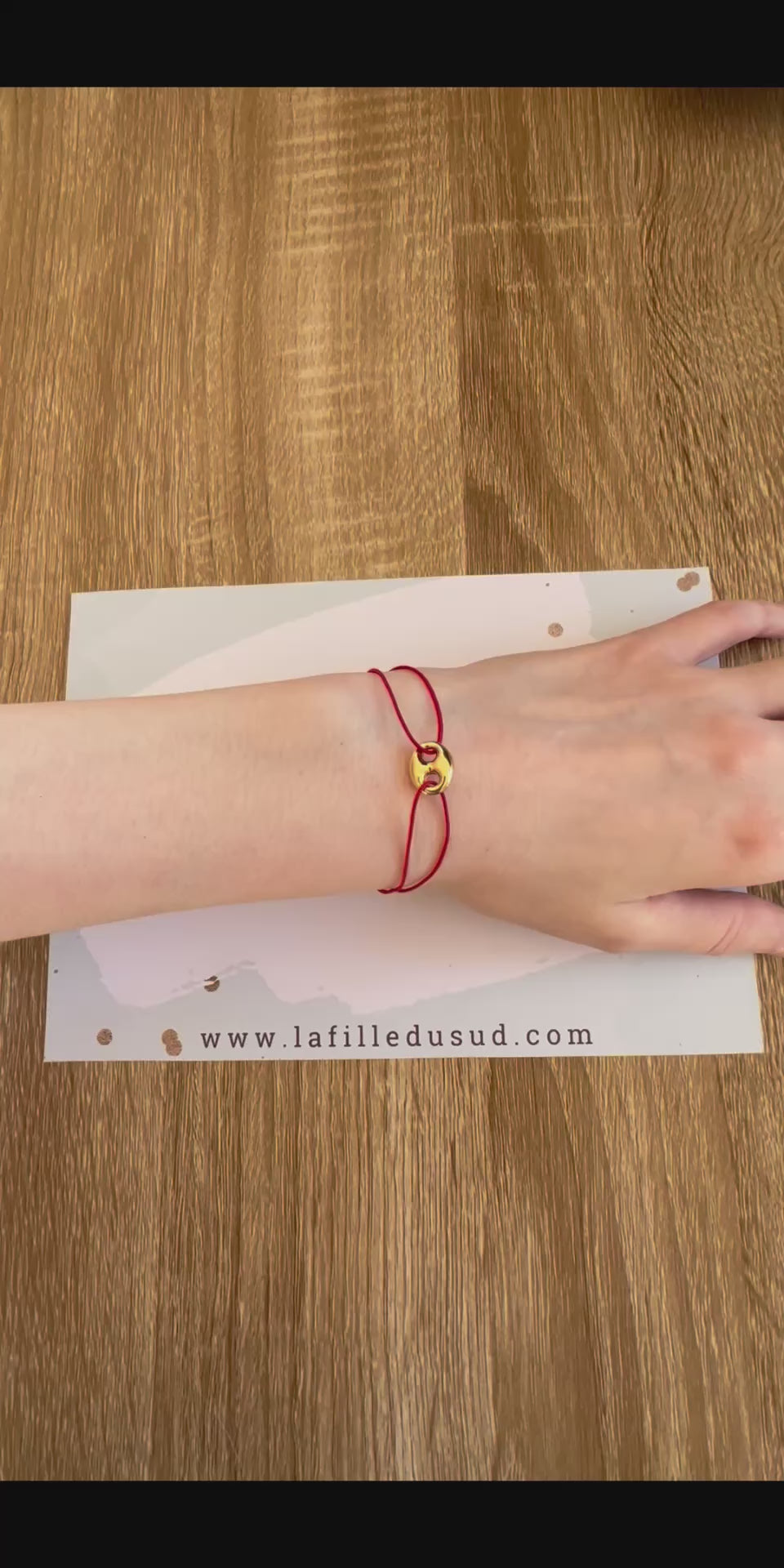 Bracelet cordon rouge porte-bonheur avec un graine de café en or 18 carats.