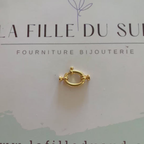 Démonstration vidéo du système d'ouverture et du ressort d'un fermoir bouée ovale avec embouts cloches.
