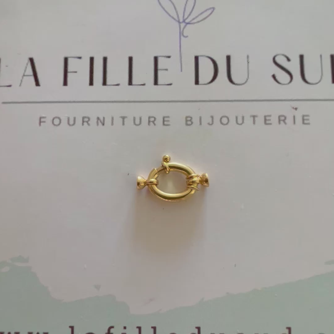 Démonstration vidéo du système d'ouverture et du ressort d'un fermoir bouée ovale avec embouts cloches.