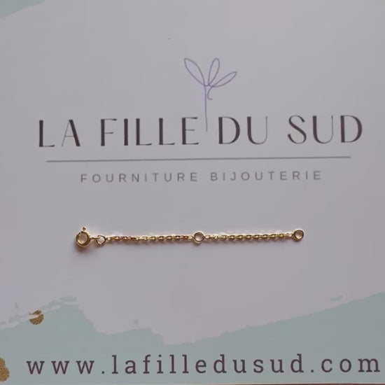 Démonstration vidéo de la fluidité et du système de fermeture de la chaînette d'extension en or jaune 18 carats.