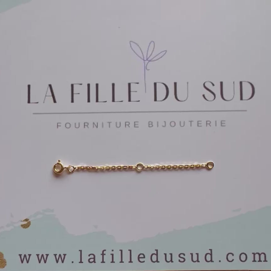 Démonstration vidéo de la fluidité et du système de fermeture de la chaînette d'extension en or jaune 18 carats.