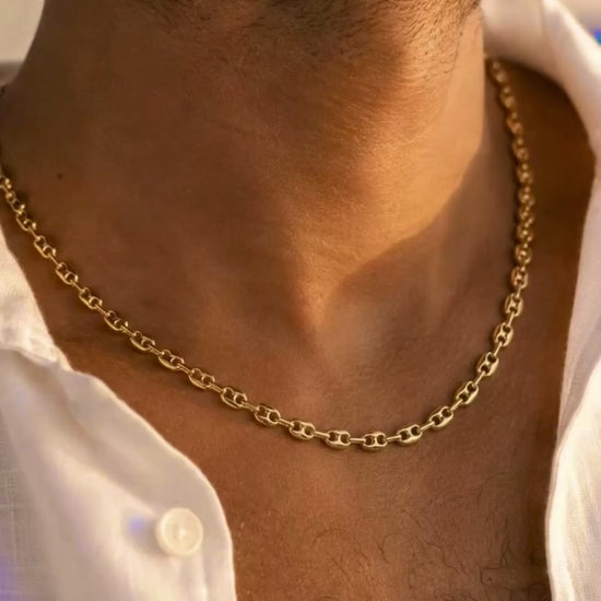 Vidéo montrant un homme portant une chaîne en or jaune 18 carats maille grain de café, un collier de luxe au style méditerranéen.