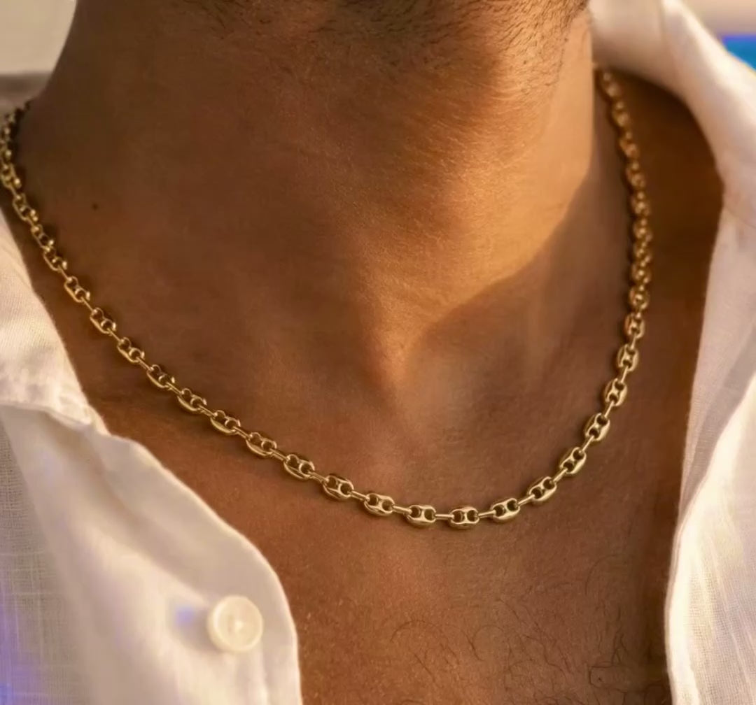Vidéo montrant un homme portant une chaîne en or jaune 18 carats maille grain de café, un collier de luxe au style méditerranéen.
