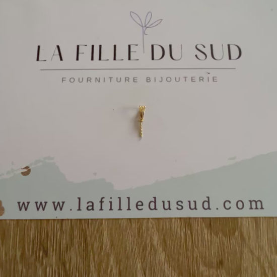 Bélière striée en or 18 carats avec tige torsadée pour la création d'un pendentif perle.