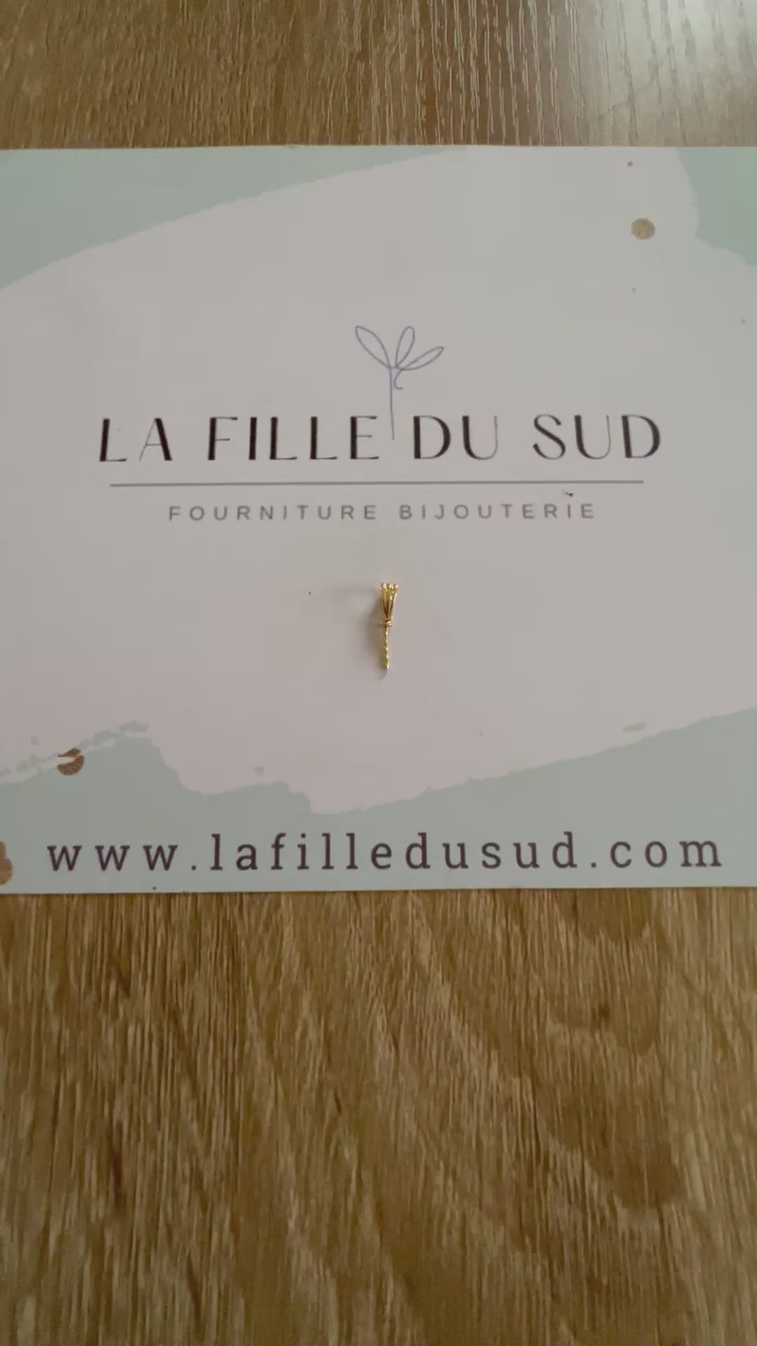 Bélière striée en or 18 carats avec tige torsadée pour la création d'un pendentif perle.